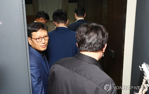 구영배 큐텐그룹 대표가 1일 검찰의 자택 압수수색 협조를 위해 검찰 관계자들과 함께 자택으로 들어가고 있다. [연합뉴스]